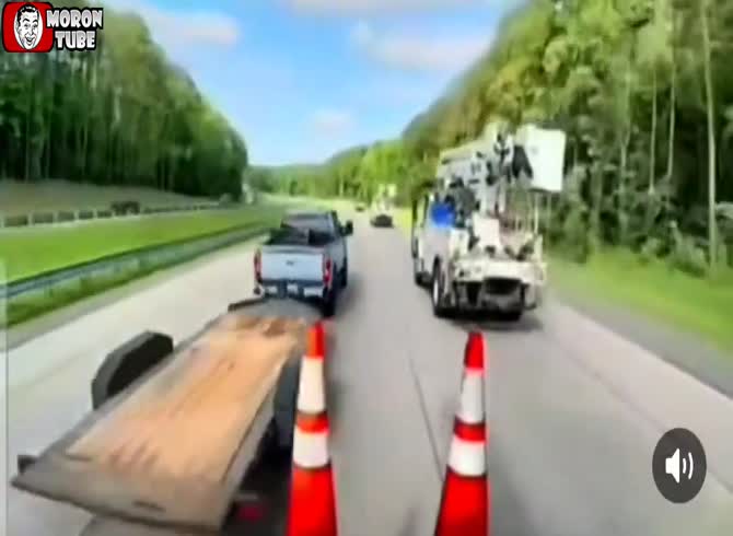 Video :It's not a good idea for a pickup truck to pass a truck and brake in front of it